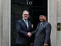 Perdana Menteri Inggris Keir Starmer berjabat tangan dengan Presiden Indonesia Prabowo Subianto di Downing Street, London. Selasa 20/1/2026. JUSTIN TALLIS/Pool via REUTERS