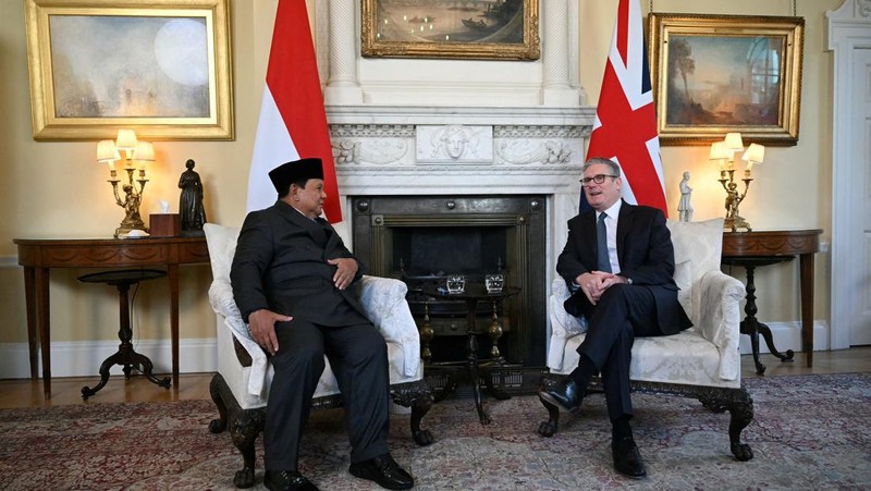 Presiden Indonesia Prabowo Subianto tiba untuk pertemuannya dengan Perdana Menteri Inggris Keir Starmer di Downing Street, London tengah, Selasa 20/1/2026. JUSTIN TALLIS/Pool via REUTERS