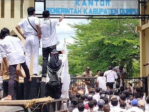 Seorang Honorer Memar di Wajah Saat Demo Ricuh di Kantor Bupati Dompu