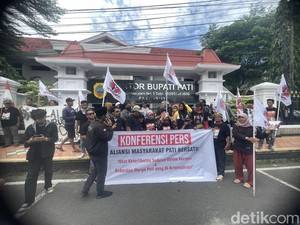 Keluarga Terdakwa Demo Pati Turun ke Jalan Sambut OTT Bupati Sudewo