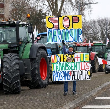 Petani Ngamuk! Traktor Turun Massal Tolak Perjanjian Dagang