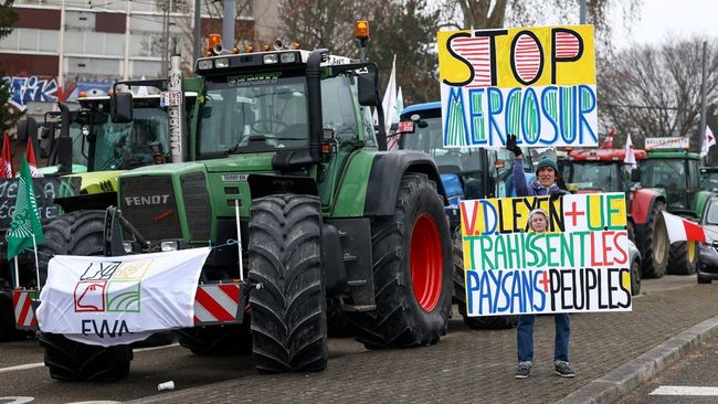 Petani Ngamuk! Traktor Turun Massal Tolak Perjanjian Dagang