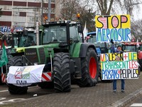 Petani Ngamuk! Traktor Turun Massal Tolak Perjanjian Dagang