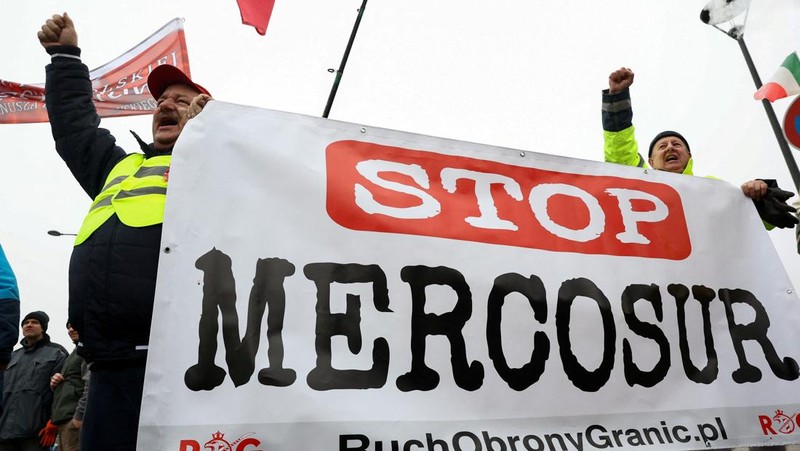 French farmers from FNSEA and Jeunes Agriculteurs farm unions drive their tractors along a road near European Parliament during a demonstration to protest against the EU-Mercosur free trade agreement in Strasbourg, France, January 20, 2026. REUTERS/Yves Herman