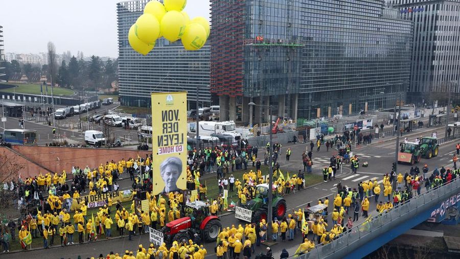 French farmers from FNSEA and Jeunes Agriculteurs farm unions drive their tractors along a road near European Parliament during a demonstration to protest against the EU-Mercosur free trade agreement in Strasbourg, France, January 20, 2026. REUTERS/Yves Herman