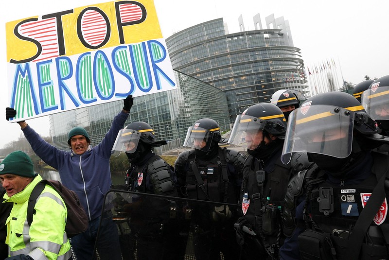 French farmers from FNSEA and Jeunes Agriculteurs farm unions drive their tractors along a road near European Parliament during a demonstration to protest against the EU-Mercosur free trade agreement in Strasbourg, France, January 20, 2026. REUTERS/Yves Herman