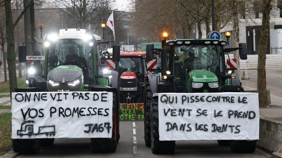 French farmers from FNSEA and Jeunes Agriculteurs farm unions drive their tractors along a road near European Parliament during a demonstration to protest against the EU-Mercosur free trade agreement in Strasbourg, France, January 20, 2026. REUTERS/Yves Herman