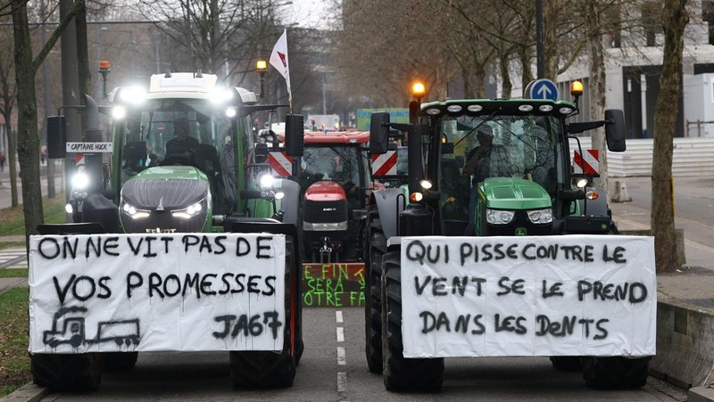 French farmers from FNSEA and Jeunes Agriculteurs farm unions drive their tractors along a road near European Parliament during a demonstration to protest against the EU-Mercosur free trade agreement in Strasbourg, France, January 20, 2026. REUTERS/Yves Herman