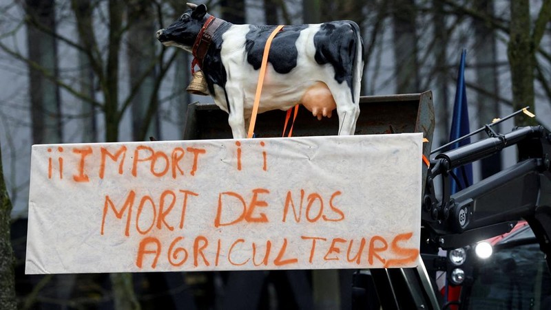 French farmers from FNSEA and Jeunes Agriculteurs farm unions drive their tractors along a road near European Parliament during a demonstration to protest against the EU-Mercosur free trade agreement in Strasbourg, France, January 20, 2026. REUTERS/Yves Herman