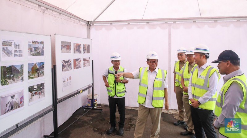 Gubernur DKI Jakarta Pramono Anung (tengah) didampingi Dirut PT MRT Jakarta Tuhiyat (kanan), Dirjen Perkeretaapian Kementerian Perhubungan Allan Tandiono (kedua kiri), Direktur PT Duta Merlin Nono Sampono (kedua kanan), dan Asisten Pembangunan dan Lingkungan Hidup Provinsi SKI Jakarta Afan Adriansyah (kiri) melakukan peletakan batu pertama (groundbreaking) pembangunan gerbang (entrance) Stasiun MRT Harmoni di kawasan Petojo Utara, Jakarta, Selasa (20/1/2026). (CNBC Indonesia/Faisal Rahman)