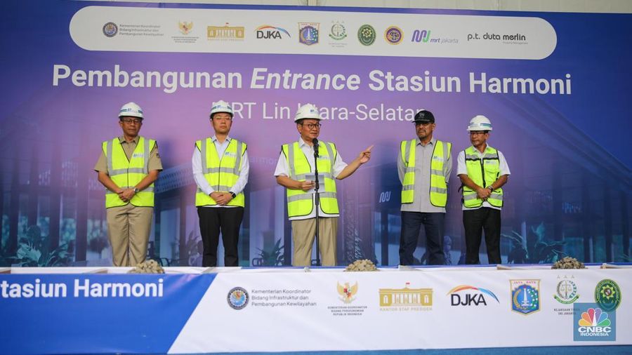 Gubernur DKI Jakarta Pramono Anung (tengah) didampingi Dirut PT MRT Jakarta Tuhiyat (kanan), Dirjen Perkeretaapian Kementerian Perhubungan Allan Tandiono (kedua kiri), Direktur PT Duta Merlin Nono Sampono (kedua kanan), dan Asisten Pembangunan dan Lingkungan Hidup Provinsi SKI Jakarta Afan Adriansyah (kiri) melakukan peletakan batu pertama (groundbreaking) pembangunan gerbang (entrance) Stasiun MRT Harmoni di kawasan Petojo Utara, Jakarta, Selasa (20/1/2026). (CNBC Indonesia/Faisal Rahman)