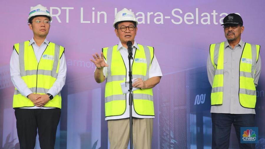 Gubernur DKI Jakarta Pramono Anung (tengah) didampingi Dirut PT MRT Jakarta Tuhiyat (kanan), Dirjen Perkeretaapian Kementerian Perhubungan Allan Tandiono (kedua kiri), Direktur PT Duta Merlin Nono Sampono (kedua kanan), dan Asisten Pembangunan dan Lingkungan Hidup Provinsi SKI Jakarta Afan Adriansyah (kiri) melakukan peletakan batu pertama (groundbreaking) pembangunan gerbang (entrance) Stasiun MRT Harmoni di kawasan Petojo Utara, Jakarta, Selasa (20/1/2026). (CNBC Indonesia/Faisal Rahman)