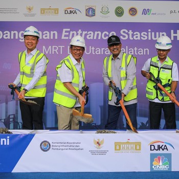 Pakai Sekop dan Helm, Pramono Groundbreaking Stasiun MRT Harmoni