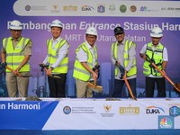 Pakai Sekop dan Helm, Pramono Groundbreaking Stasiun MRT Harmoni