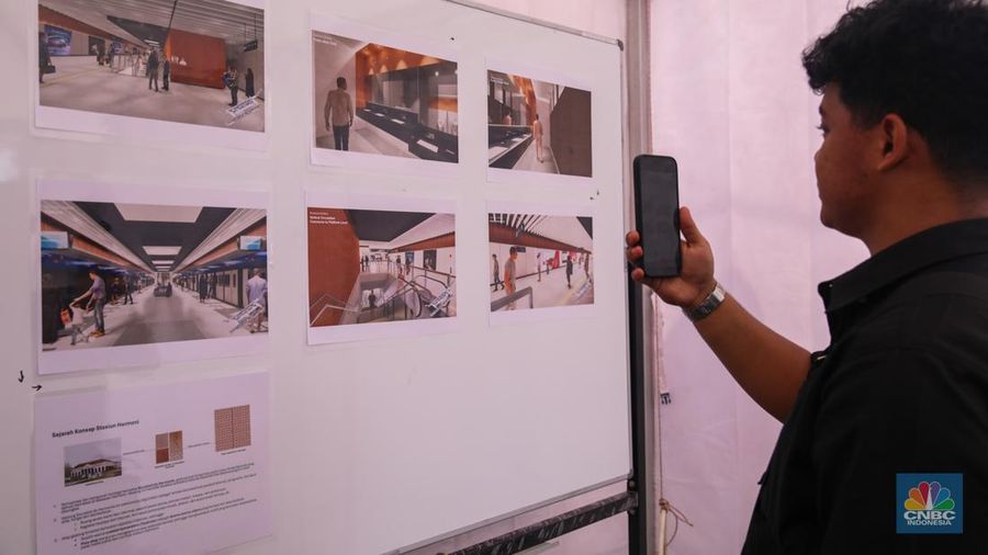 Gubernur DKI Jakarta Pramono Anung (tengah) didampingi Dirut PT MRT Jakarta Tuhiyat (kanan), Dirjen Perkeretaapian Kementerian Perhubungan Allan Tandiono (kedua kiri), Direktur PT Duta Merlin Nono Sampono (kedua kanan), dan Asisten Pembangunan dan Lingkungan Hidup Provinsi SKI Jakarta Afan Adriansyah (kiri) melakukan peletakan batu pertama (groundbreaking) pembangunan gerbang (entrance) Stasiun MRT Harmoni di kawasan Petojo Utara, Jakarta, Selasa (20/1/2026). (CNBC Indonesia/Faisal Rahman)