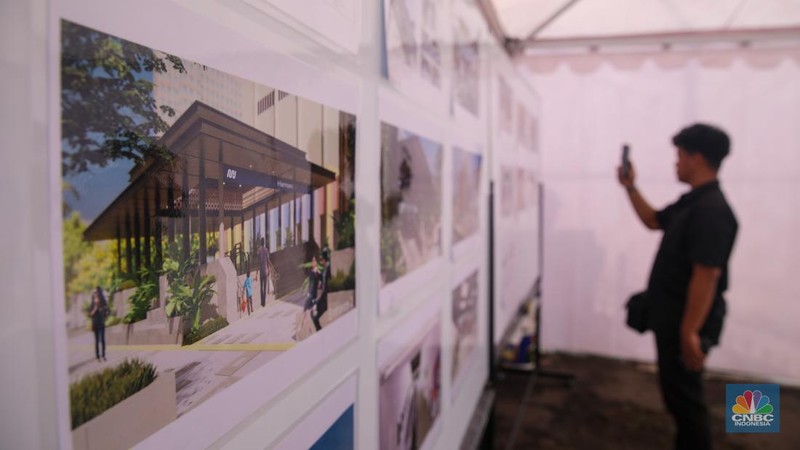 Gubernur DKI Jakarta Pramono Anung (tengah) didampingi Dirut PT MRT Jakarta Tuhiyat (kanan), Dirjen Perkeretaapian Kementerian Perhubungan Allan Tandiono (kedua kiri), Direktur PT Duta Merlin Nono Sampono (kedua kanan), dan Asisten Pembangunan dan Lingkungan Hidup Provinsi SKI Jakarta Afan Adriansyah (kiri) melakukan peletakan batu pertama (groundbreaking) pembangunan gerbang (entrance) Stasiun MRT Harmoni di kawasan Petojo Utara, Jakarta, Selasa (20/1/2026). (CNBC Indonesia/Faisal Rahman)