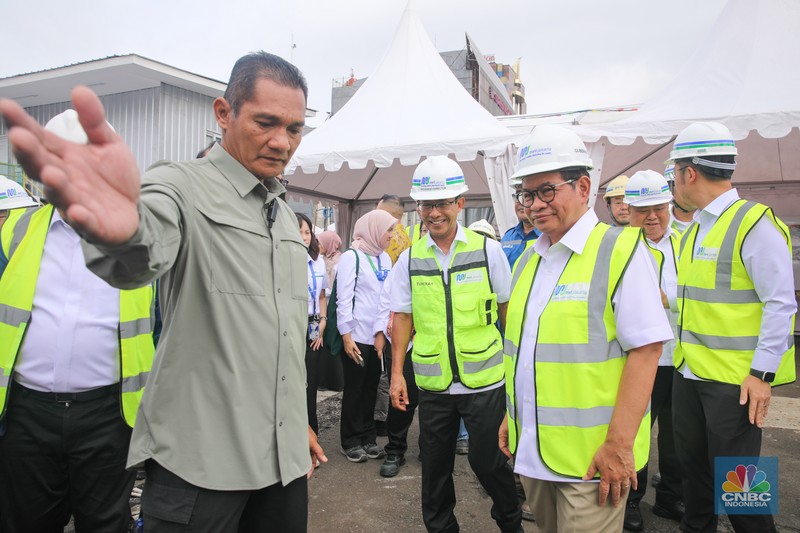 Gubernur DKI Jakarta Pramono Anung (tengah) didampingi Dirut PT MRT Jakarta Tuhiyat (kanan), Dirjen Perkeretaapian Kementerian Perhubungan Allan Tandiono (kedua kiri), Direktur PT Duta Merlin Nono Sampono (kedua kanan), dan Asisten Pembangunan dan Lingkungan Hidup Provinsi SKI Jakarta Afan Adriansyah (kiri) melakukan peletakan batu pertama (groundbreaking) pembangunan gerbang (entrance) Stasiun MRT Harmoni di kawasan Petojo Utara, Jakarta, Selasa (20/1/2026). (CNBC Indonesia/Faisal Rahman)