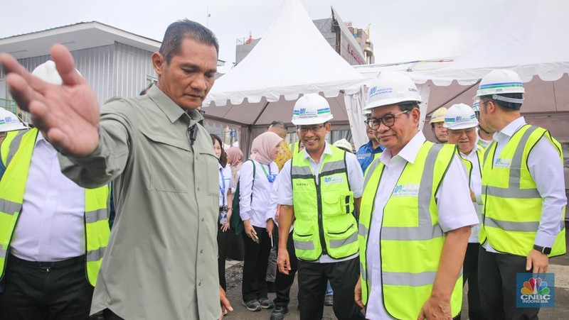 Gubernur DKI Jakarta Pramono Anung (tengah) didampingi Dirut PT MRT Jakarta Tuhiyat (kanan), Dirjen Perkeretaapian Kementerian Perhubungan Allan Tandiono (kedua kiri), Direktur PT Duta Merlin Nono Sampono (kedua kanan), dan Asisten Pembangunan dan Lingkungan Hidup Provinsi SKI Jakarta Afan Adriansyah (kiri) melakukan peletakan batu pertama (groundbreaking) pembangunan gerbang (entrance) Stasiun MRT Harmoni di kawasan Petojo Utara, Jakarta, Selasa (20/1/2026). (CNBC Indonesia/Faisal Rahman)