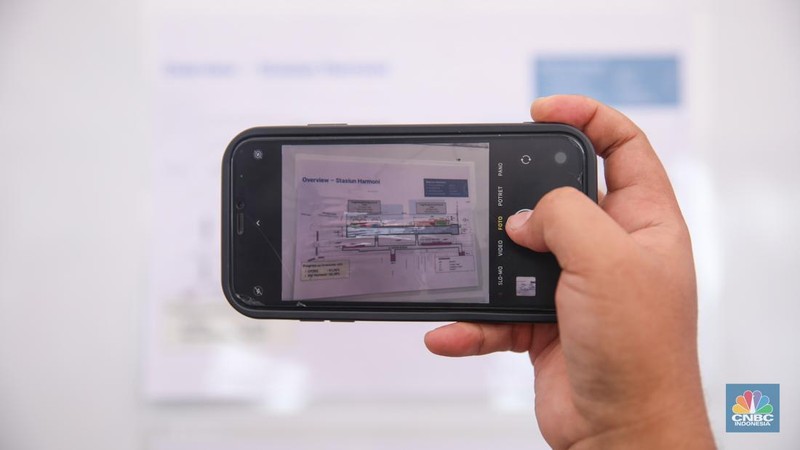 Gubernur DKI Jakarta Pramono Anung (tengah) didampingi Dirut PT MRT Jakarta Tuhiyat (kanan), Dirjen Perkeretaapian Kementerian Perhubungan Allan Tandiono (kedua kiri), Direktur PT Duta Merlin Nono Sampono (kedua kanan), dan Asisten Pembangunan dan Lingkungan Hidup Provinsi SKI Jakarta Afan Adriansyah (kiri) melakukan peletakan batu pertama (groundbreaking) pembangunan gerbang (entrance) Stasiun MRT Harmoni di kawasan Petojo Utara, Jakarta, Selasa (20/1/2026). (CNBC Indonesia/Faisal Rahman)