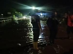 Jalur Pantura Kota Pasuruan Banjir, Pengendara Diminta Lewat JLS atau Tol