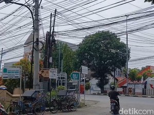 Kabel Semrawut di Jalanan Brebes, Warga Pasang Kresek agar Tidak Tersangkut