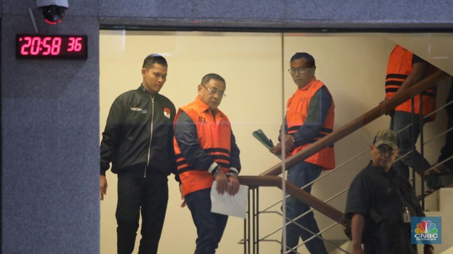 KPK resmi menetapkan Bupati Pati Sudewo sebagai tersangka kasus jual-beli jabatan. Sudewo ditetapkan sebagai tersangka usai terjaring operasi tangkap tangan (OTT) KPK. (CNBC Indonesia/Faisal Rahman)