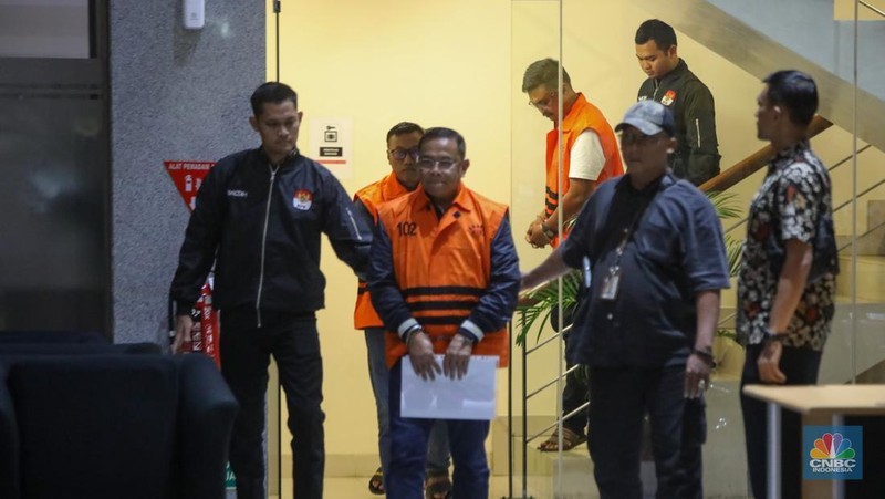 KPK resmi menetapkan Bupati Pati Sudewo sebagai tersangka kasus jual-beli jabatan. Sudewo ditetapkan sebagai tersangka usai terjaring operasi tangkap tangan (OTT) KPK. (CNBC Indonesia/Faisal Rahman)