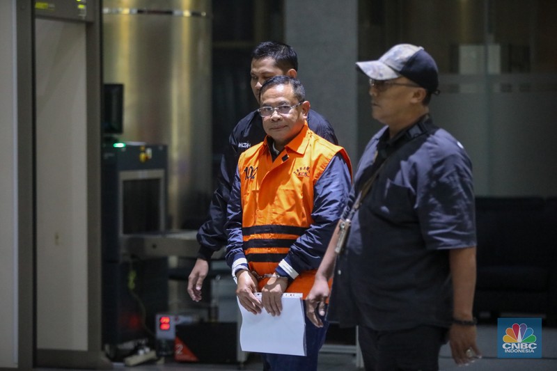 KPK resmi menetapkan Bupati Pati Sudewo sebagai tersangka kasus jual-beli jabatan. Sudewo ditetapkan sebagai tersangka usai terjaring operasi tangkap tangan (OTT) KPK. (CNBC Indonesia/Faisal Rahman)