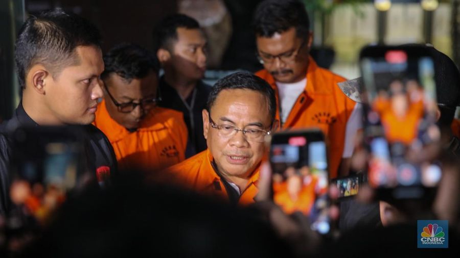 KPK resmi menetapkan Bupati Pati Sudewo sebagai tersangka kasus jual-beli jabatan. Sudewo ditetapkan sebagai tersangka usai terjaring operasi tangkap tangan (OTT) KPK. (CNBC Indonesia/Faisal Rahman)