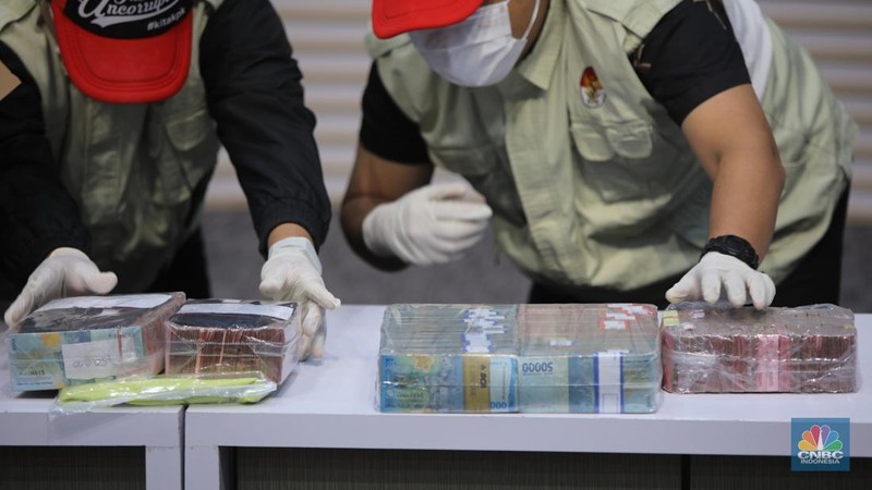 KPK resmi menetapkan Bupati Pati Sudewo sebagai tersangka kasus jual-beli jabatan. Sudewo ditetapkan sebagai tersangka usai terjaring operasi tangkap tangan (OTT) KPK. (CNBC Indonesia/Faisal Rahman)