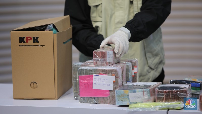 KPK resmi menetapkan Bupati Pati Sudewo sebagai tersangka kasus jual-beli jabatan. Sudewo ditetapkan sebagai tersangka usai terjaring operasi tangkap tangan (OTT) KPK. (CNBC Indonesia/Faisal Rahman)