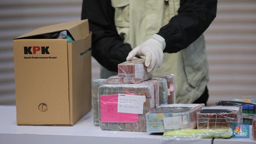 KPK resmi menetapkan Bupati Pati Sudewo sebagai tersangka kasus jual-beli jabatan. Sudewo ditetapkan sebagai tersangka usai terjaring operasi tangkap tangan (OTT) KPK. (CNBC Indonesia/Faisal Rahman)