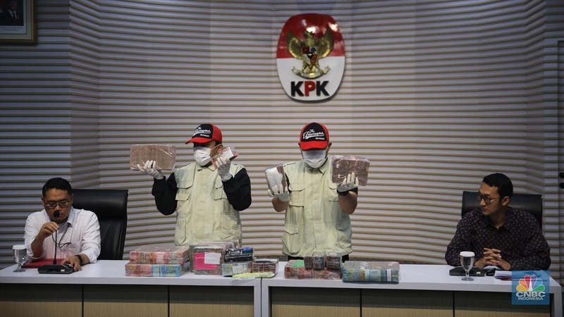 KPK resmi menetapkan Bupati Pati Sudewo sebagai tersangka kasus jual-beli jabatan. Sudewo ditetapkan sebagai tersangka usai terjaring operasi tangkap tangan (OTT) KPK. (CNBC Indonesia/Faisal Rahman)