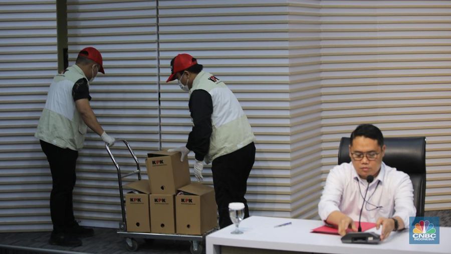 KPK resmi menetapkan Bupati Pati Sudewo sebagai tersangka kasus jual-beli jabatan. Sudewo ditetapkan sebagai tersangka usai terjaring operasi tangkap tangan (OTT) KPK. (CNBC Indonesia/Faisal Rahman)