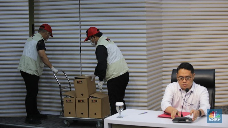 KPK resmi menetapkan Bupati Pati Sudewo sebagai tersangka kasus jual-beli jabatan. Sudewo ditetapkan sebagai tersangka usai terjaring operasi tangkap tangan (OTT) KPK. (CNBC Indonesia/Faisal Rahman)