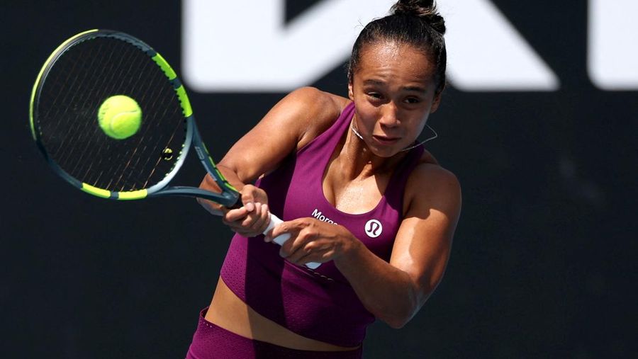 Petenis Indonesia Janice Tjen beraksi pada pertandingan putaran pertama melawan Leylah Fernandez dari Kanada di Australia Terbuka, Melbourne Park, Melbourne, Australia, 20 Januari 2026. (REUTERS/Hollie Adams)