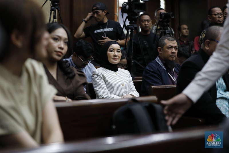 Mantan Direktur Utama PT Pertamina Nicke Widyawati menjadi saksi dalam sidang kasus korupsi tata kelola minyak mentah dan produk kilang di Pengadilan Tindak Pidana Korupsi (Tipikor) Jakarta, Selasa (20/1/2026). (CNBC Indonesia/Tri Susilo)