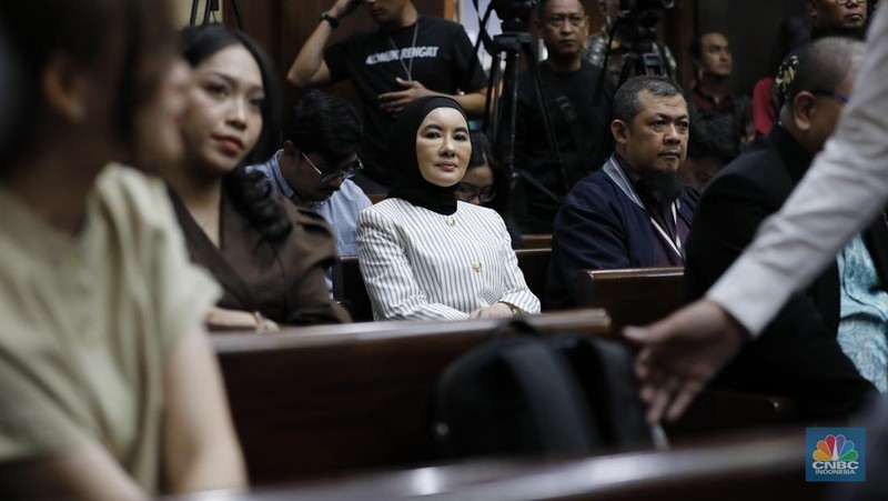 Mantan Direktur Utama PT Pertamina Nicke Widyawati menjadi saksi dalam sidang kasus korupsi tata kelola minyak mentah dan produk kilang di Pengadilan Tindak Pidana Korupsi (Tipikor) Jakarta, Selasa (20/1/2026). (CNBC Indonesia/Tri Susilo)