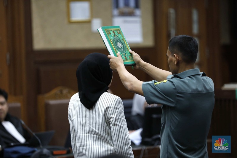 Mantan Direktur Utama PT Pertamina Nicke Widyawati menjadi saksi dalam sidang kasus korupsi tata kelola minyak mentah dan produk kilang di Pengadilan Tindak Pidana Korupsi (Tipikor) Jakarta, Selasa (20/1/2026). (CNBC Indonesia/Tri Susilo)