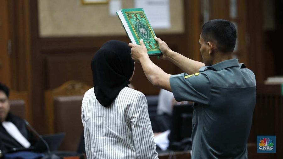 Mantan Direktur Utama PT Pertamina Nicke Widyawati menjadi saksi dalam sidang kasus korupsi tata kelola minyak mentah dan produk kilang di Pengadilan Tindak Pidana Korupsi (Tipikor) Jakarta, Selasa (20/1/2026). (CNBC Indonesia/Tri Susilo)