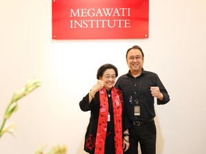 Megawati Cek Kantor Megawati Institute Ditemani Prananda, Sempat Keliling Taman