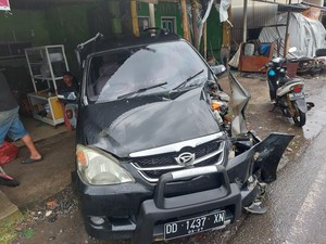 Truk Tabrak Mobil Parkir di Camba Maros, 1 Orang Luka