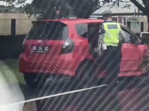 Mobil Honda Jazz Tergelincir di Jalan Tol Makassar, Sopir Dilarikan ke RS