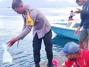 Polisi Buang Plastik Miras ke Laut Ternate Saat Pemusnahan Diperiksa Propam