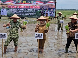 Pangdam XXI/Radin Inten Pimpin Petani Tanam Padi Serentak di Lampung Timur