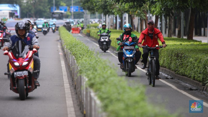 Pengendara sepeda motor melintasi jalur sepeda di kawasan Sudirman, Jakarta (20/1/2026).  Jalur sepeda yang merupakan upaya Pemerintah Provinsi DKI Jakarta untuk mendorong penggunaan transportasi ramah lingkungan kerap di lalui pengendara sepeda motor pada jam sibuk maupun saat lengang.
