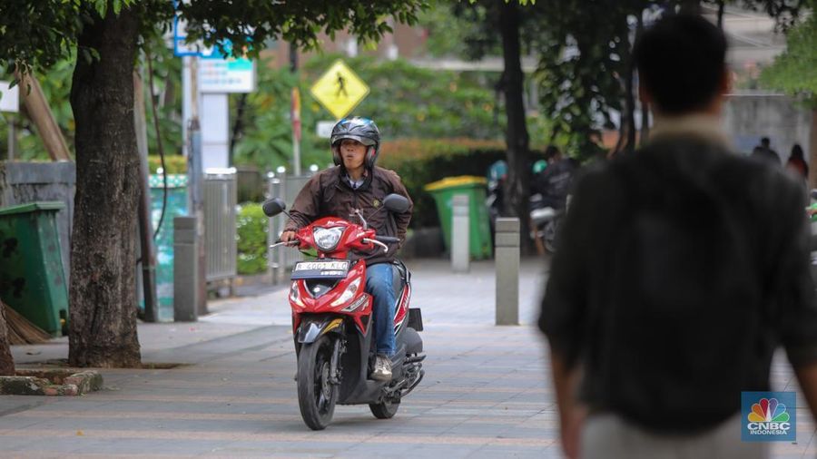 Pengendara sepeda motor melintasi jalur sepeda di kawasan Sudirman, Jakarta (20/1/2026).  Jalur sepeda yang merupakan upaya Pemerintah Provinsi DKI Jakarta untuk mendorong penggunaan transportasi ramah lingkungan kerap di lalui pengendara sepeda motor pada jam sibuk maupun saat lengang.