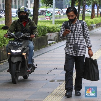 Jangan Ditiru! Potret Motor di RI Naik Trotoar & Serobot Jalur Sepeda