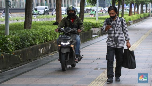 Jangan Ditiru! Potret Motor di RI Naik Trotoar dan Serobot Jalur Sepeda