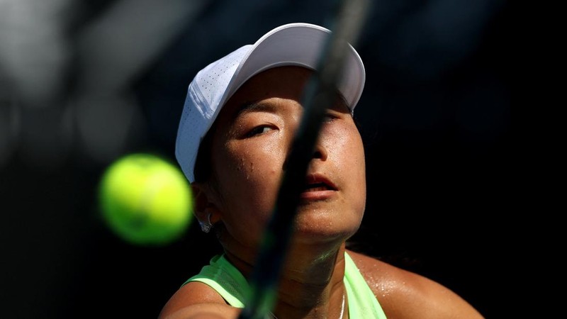 Petenis Indonesia Janice Tjen beraksi pada pertandingan putaran pertama melawan Leylah Fernandez dari Kanada di Australia Terbuka, Melbourne Park, Melbourne, Australia, 20 Januari 2026. (REUTERS/Hollie Adams)